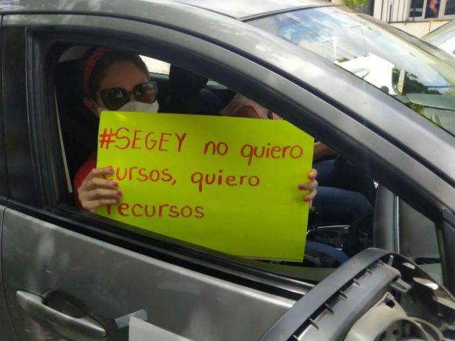 Personal docente protesta para no volver a las aulas en Yucatán